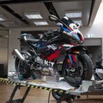 BMW M 1000RR WSBK Champion Edition 2024 to replika zwycięskiego motocykla Topraka Razgatlioglu, która powstanie w limitowanej serii 54 sztuk.