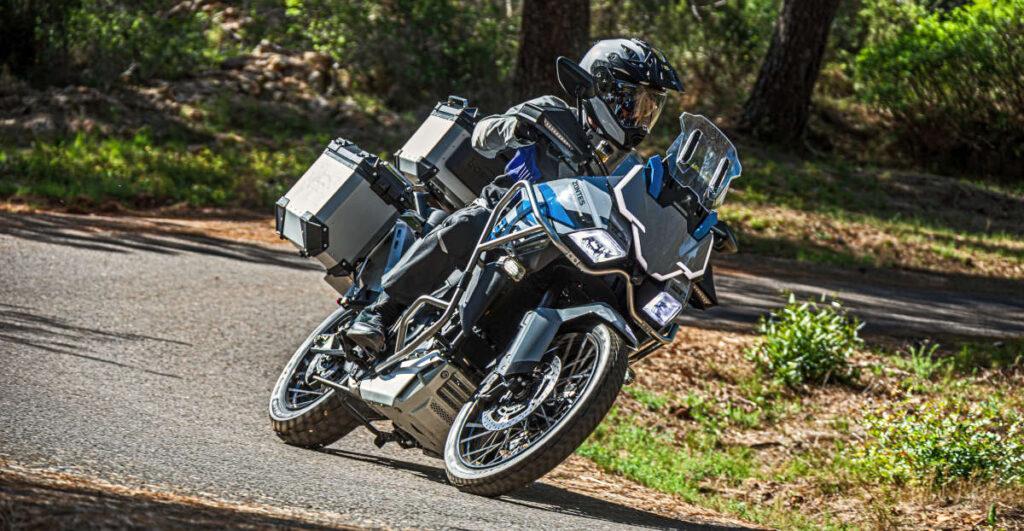 Zontes 703F to w zależności od wersji, motocykl turystyczny enduro i adventure.