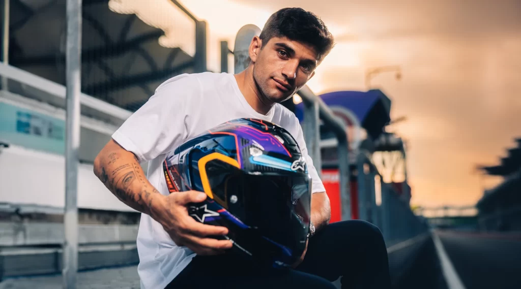 Alpinestars Martinator to edycja specjalna butów Supertech R i kasku Supertech R10 - replik sprzętu wyścigowego Jorge Martina