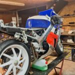 Kultowa Honda VFR400 w najbardziej poszukiwanej wersji NC30 jest odbudowywana właśnie w warsztacie Eastern Spirit Garage