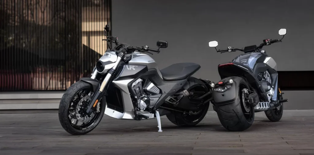 Benda ze modelem LFC 700 oraz z modelami V4 Napoleon i Darkflag to świetna propozycja na rynku power cruiserów.