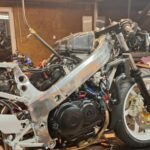 Kultowa Honda VFR400 w najbardziej poszukiwanej wersji NC30 jest odbudowywana właśnie w warsztacie Eastern Spirit Garage