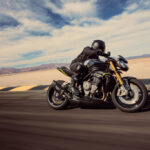 Triumph Speed Triple w sezonie 2025 zyskuje półaktywne zawieszenie Ohlins, świetną elektronikę oraz - dysponując większą mocą, spełnia normę Euro 5+