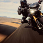 Triumph Speed Triple w sezonie 2025 zyskuje półaktywne zawieszenie Ohlins, świetną elektronikę oraz - dysponując większą mocą, spełnia normę Euro 5+