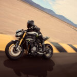 Triumph Speed Triple w sezonie 2025 zyskuje półaktywne zawieszenie Ohlins, świetną elektronikę oraz - dysponując większą mocą, spełnia normę Euro 5+