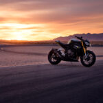 Triumph Speed Triple w sezonie 2025 zyskuje półaktywne zawieszenie Ohlins, świetną elektronikę oraz - dysponując większą mocą, spełnia normę Euro 5+