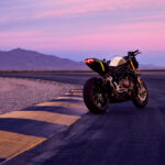 Triumph Speed Triple w sezonie 2025 zyskuje półaktywne zawieszenie Ohlins, świetną elektronikę oraz - dysponując większą mocą, spełnia normę Euro 5+