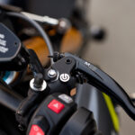 Triumph Speed Triple w sezonie 2025 zyskuje półaktywne zawieszenie Ohlins, świetną elektronikę oraz - dysponując większą mocą, spełnia normę Euro 5+