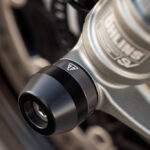 Triumph Speed Triple w sezonie 2025 zyskuje półaktywne zawieszenie Ohlins, świetną elektronikę oraz - dysponując większą mocą, spełnia normę Euro 5+