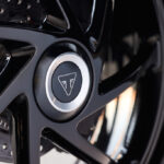 Triumph Speed Triple w sezonie 2025 zyskuje półaktywne zawieszenie Ohlins, świetną elektronikę oraz - dysponując większą mocą, spełnia normę Euro 5+