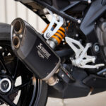 Triumph Speed Triple w sezonie 2025 zyskuje półaktywne zawieszenie Ohlins, świetną elektronikę oraz - dysponując większą mocą, spełnia normę Euro 5+
