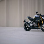 Triumph Speed Triple w sezonie 2025 zyskuje półaktywne zawieszenie Ohlins, świetną elektronikę oraz - dysponując większą mocą, spełnia normę Euro 5+