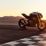 Triumph Speed Triple w sezonie 2025 zyskuje półaktywne zawieszenie Ohlins, świetną elektronikę oraz - dysponując większą mocą, spełnia normę Euro 5+