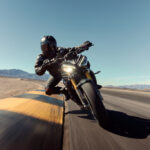 Triumph Speed Triple w sezonie 2025 zyskuje półaktywne zawieszenie Ohlins, świetną elektronikę oraz - dysponując większą mocą, spełnia normę Euro 5+