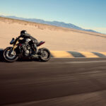 Triumph Speed Triple w sezonie 2025 zyskuje półaktywne zawieszenie Ohlins, świetną elektronikę oraz - dysponując większą mocą, spełnia normę Euro 5+