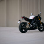 Triumph Speed Triple w sezonie 2025 zyskuje półaktywne zawieszenie Ohlins, świetną elektronikę oraz - dysponując większą mocą, spełnia normę Euro 5+