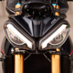 Triumph Speed Triple w sezonie 2025 zyskuje półaktywne zawieszenie Ohlins, świetną elektronikę oraz - dysponując większą mocą, spełnia normę Euro 5+