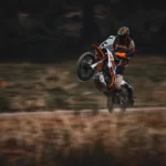 KTM 390 w wersjach X i R to porządnie odświeżony model na sezon 2025.