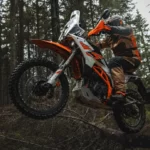 KTM 390 w wersjach X i R to porządnie odświeżony model na sezon 2025.