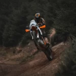 KTM 390 w wersjach X i R to porządnie odświeżony model na sezon 2025.