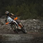 KTM 390 w wersjach X i R to porządnie odświeżony model na sezon 2025.