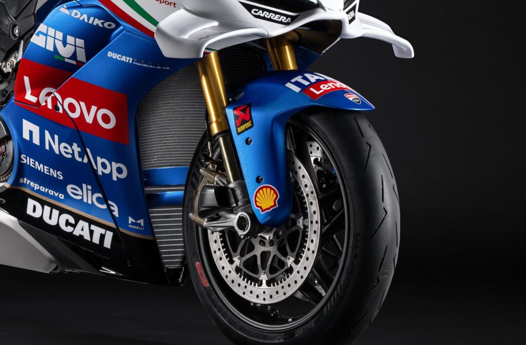 Panigale V4 Tricolore Italia, to limitowana do 163 egzemplarzy wersja, upamiętniająca zwycięstwo w GP Włoch 2024, na torze Mugello.