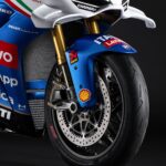 Panigale V4 Tricolore Italia, to limitowana do 163 egzemplarzy wersja, upamiętniająca zwycięstwo w GP Włoch 2024, na torze Mugello.