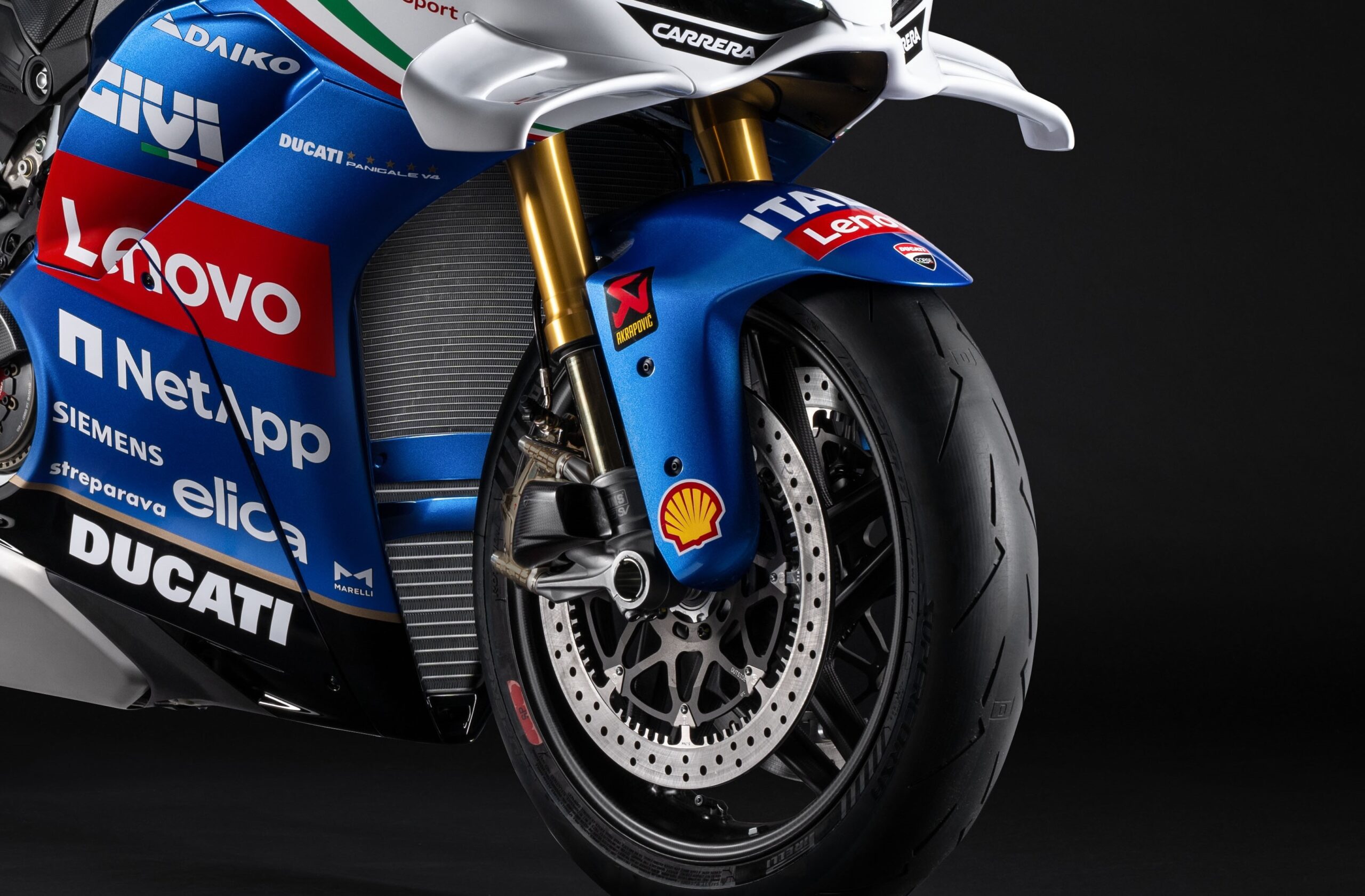 Panigale V4 Tricolore Italia, to limitowana do 163 egzemplarzy wersja, upamiętniająca zwycięstwo w GP Włoch 2024, na torze Mugello.