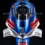 Panigale V4 Tricolore Italia, to limitowana do 163 egzemplarzy wersja, upamiętniająca zwycięstwo w GP Włoch 2024, na torze Mugello.