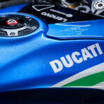 Panigale V4 Tricolore Italia, to limitowana do 163 egzemplarzy wersja, upamiętniająca zwycięstwo w GP Włoch 2024, na torze Mugello.