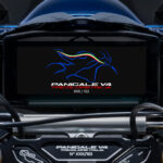 Panigale V4 Tricolore Italia, to limitowana do 163 egzemplarzy wersja, upamiętniająca zwycięstwo w GP Włoch 2024, na torze Mugello.