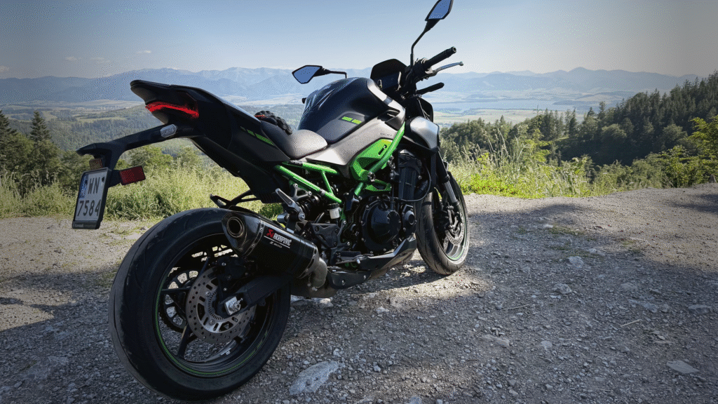 Kawasaki Z900 2025 to czysta przyjemność z jazdy. Zwykły ale niezwykle dobry motocykl.