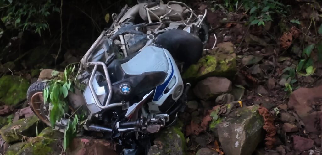 podróżnik na motocyklu spadł w przepaść w peruwiańskiej dżungli