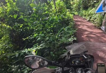 podróżnik na motocyklu spadł w przepaść w peruwiańskiej dżungli