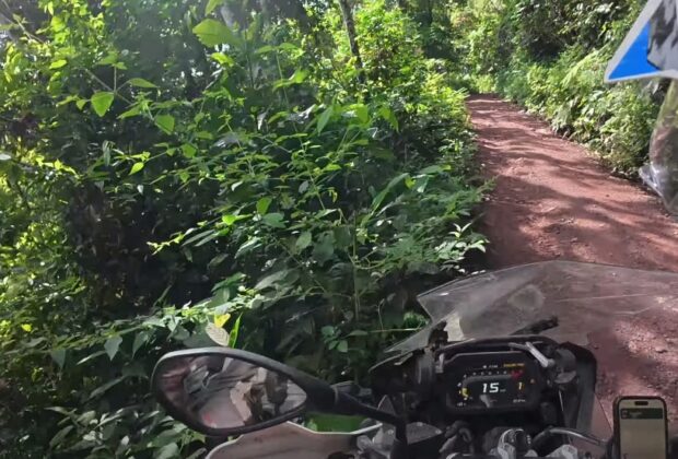 podróżnik na motocyklu spadł w przepaść w peruwiańskiej dżungli