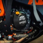 KTM 450 Rally Replica oraz KTM 450 Rally Replica Sanders Edition to praktycznie fabryczne rajdówki KTM dostępne w ofercie marki.