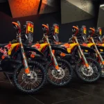 KTM 450 Rally Replica oraz KTM 450 Rally Replica Sanders Edition to praktycznie fabryczne rajdówki KTM dostępne w ofercie marki.