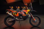 KTM 450 Rally Replica oraz KTM 450 Rally Replica Sanders Edition to praktycznie fabryczne rajdówki KTM dostępne w ofercie marki.