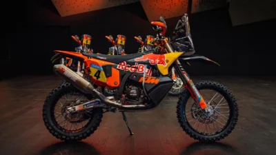 KTM 450 Rally Replica oraz KTM 450 Rally Replica Sanders Edition to praktycznie fabryczne rajdówki KTM dostępne w ofercie marki.
