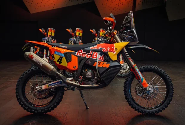 KTM 450 Rally Replica oraz KTM 450 Rally Replica Sanders Edition to praktycznie fabryczne rajdówki KTM dostępne w ofercie marki.