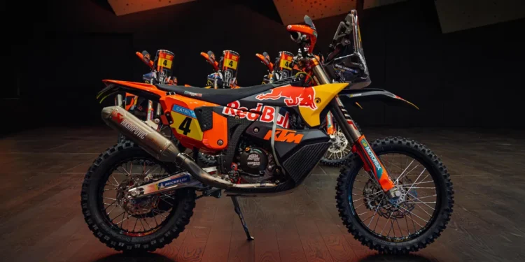 KTM 450 Rally Replica oraz KTM 450 Rally Replica Sanders Edition to praktycznie fabryczne rajdówki KTM dostępne w ofercie marki.