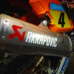 KTM 450 Rally Replica oraz KTM 450 Rally Replica Sanders Edition to praktycznie fabryczne rajdówki KTM dostępne w ofercie marki.