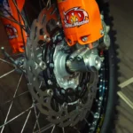 KTM 450 Rally Replica oraz KTM 450 Rally Replica Sanders Edition to praktycznie fabryczne rajdówki KTM dostępne w ofercie marki.