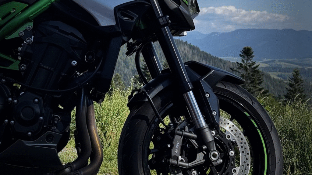 Kawasaki Z900 2025 to czysta przyjemność z jazdy. Zwykły ale niezwykle dobry motocykl.