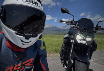 Kawasaki Z900 2025 to czysta przyjemność z jazdy. Zwykły ale niezwykle dobry motocykl.