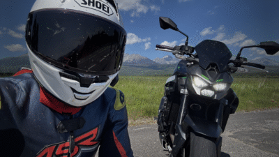 Kawasaki Z900 2025 to czysta przyjemność z jazdy. Zwykły ale niezwykle dobry motocykl.