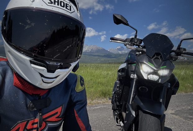 Kawasaki Z900 2025 to czysta przyjemność z jazdy. Zwykły ale niezwykle dobry motocykl.