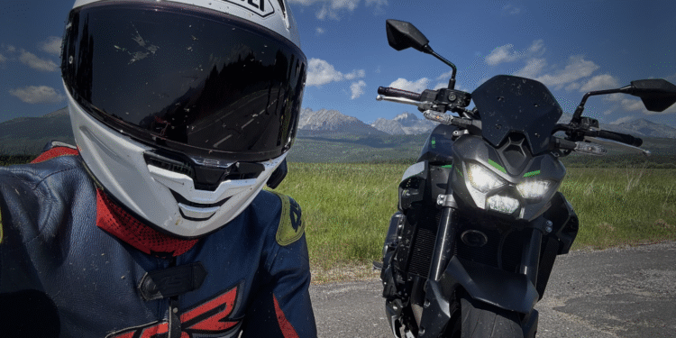 Kawasaki Z900 2025 to czysta przyjemność z jazdy. Zwykły ale niezwykle dobry motocykl.