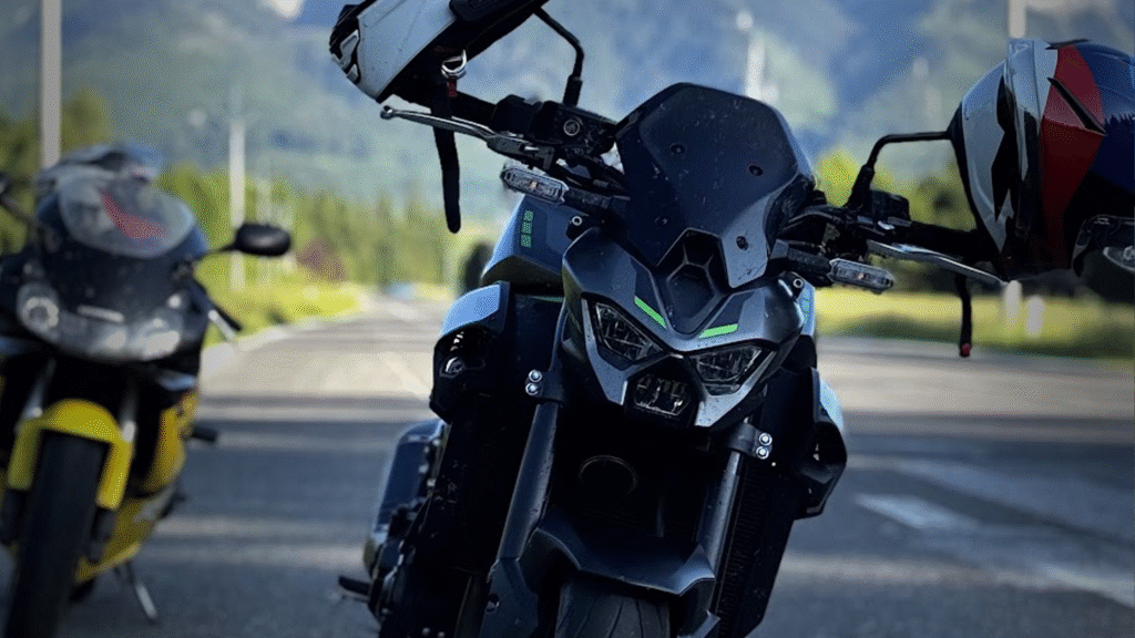 Kawasaki Z900 2025 to czysta przyjemność z jazdy. Zwykły ale niezwykle dobry motocykl.