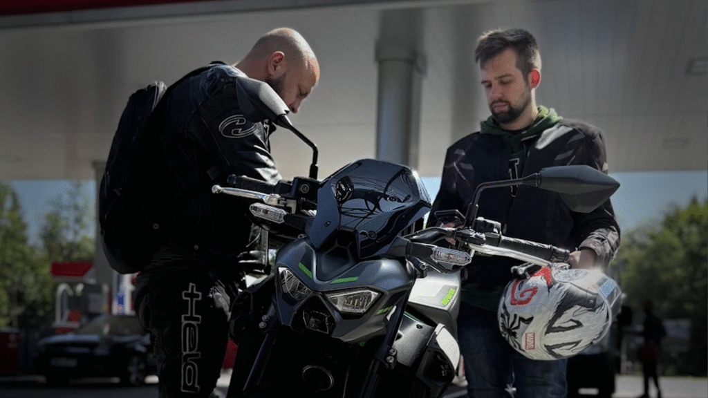 Kawasaki Z900 2025 to czysta przyjemność z jazdy. Zwykły ale niezwykle dobry motocykl.